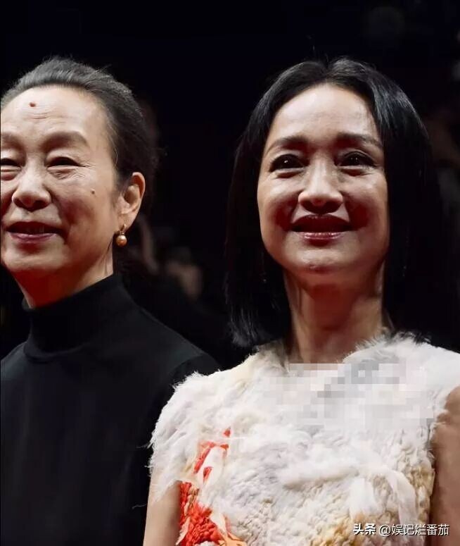 近距离看周迅：脸肿的认不出 头发黑却稀疏（配图32）