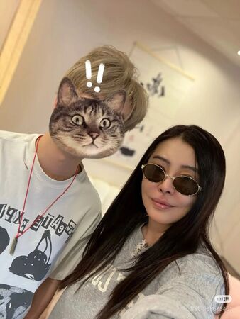 與粉絲合照，或是在外被偷拍，王祖賢幾乎都會戴上帽子或口罩避免被拍到不好看的照片。（微博圖片）