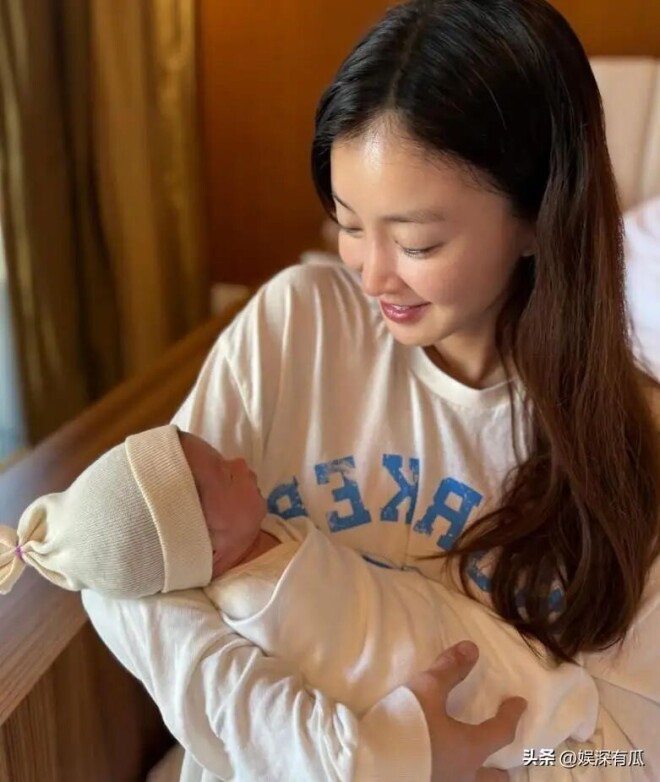 44岁演员女星穿泳装给女儿喂奶 日常画面引热议（配图9）