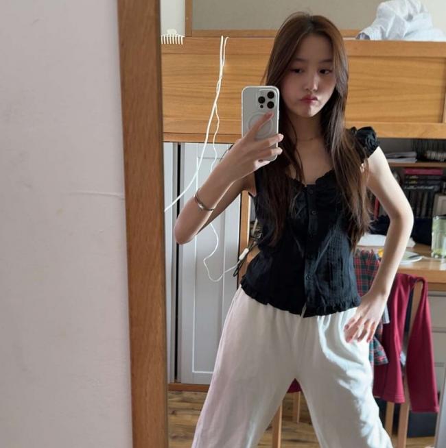 赵薇16岁女儿近照：留长发气质大变 海外求学