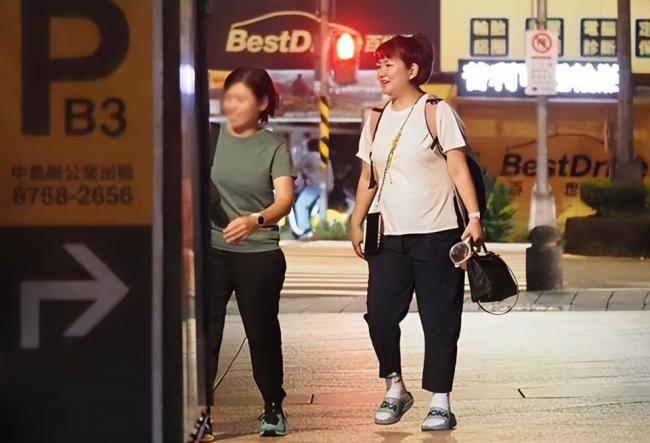 Selina中年发福，肚子比老公还大