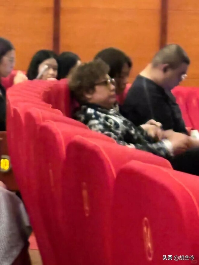 韩红现身上海 排场还是不小（配图3）
