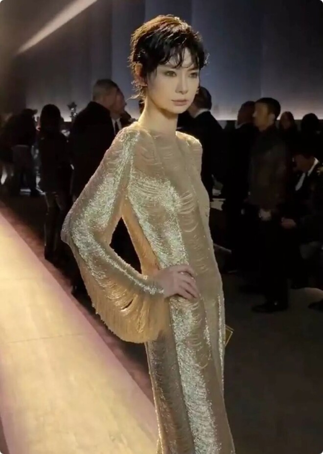 全透明、没一块布料 戚薇宋妍霏被指擦边（配图4）