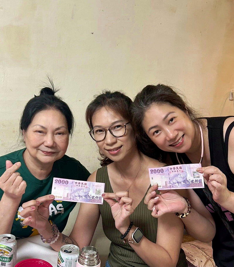 雅維·茉芮曬中秋聚會照，S媽近照曝光。圖／截自Instagram／yawayma...