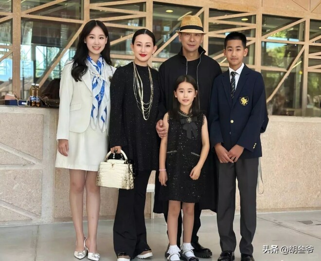 曝54岁赵文卓拼4胎 44岁老婆小腹隆起藏不住（配图22）