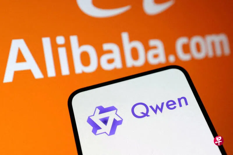 过去六个月，中国科技巨头阿里巴巴旗下开放权重模型的全球累计下载量超过30亿次，超越美国科技巨头Meta和Alphabet以及中国同行，成为全球下载量最高的AI模型。图为阿里巴巴和旗下AI模型系列千问的标识。 （路透社档案照）