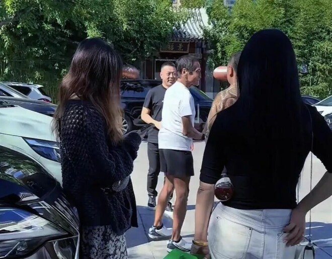 66岁齐秦聚餐被偶遇 下台阶步履艰难（配图2）