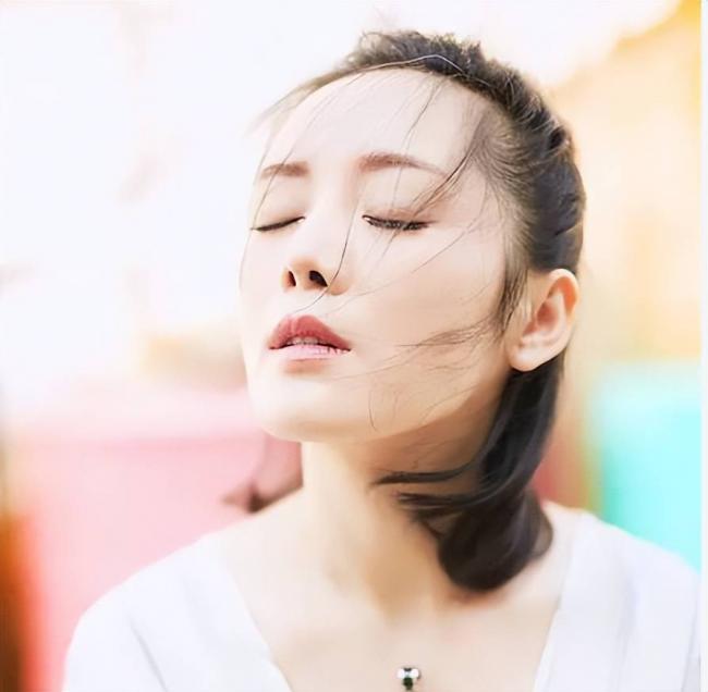 她是军人出身，被坑演了三级片，险赔2亿