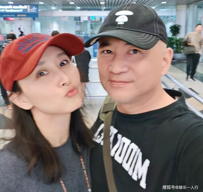 胡静杭州偶遇 白衬衫牛仔裤、素颜白皙太冻龄（配图10）