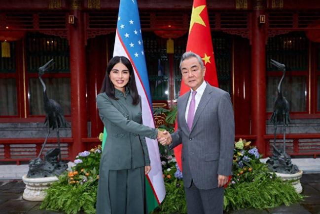 “第一千金”现身北京 一天连见两位中国高官