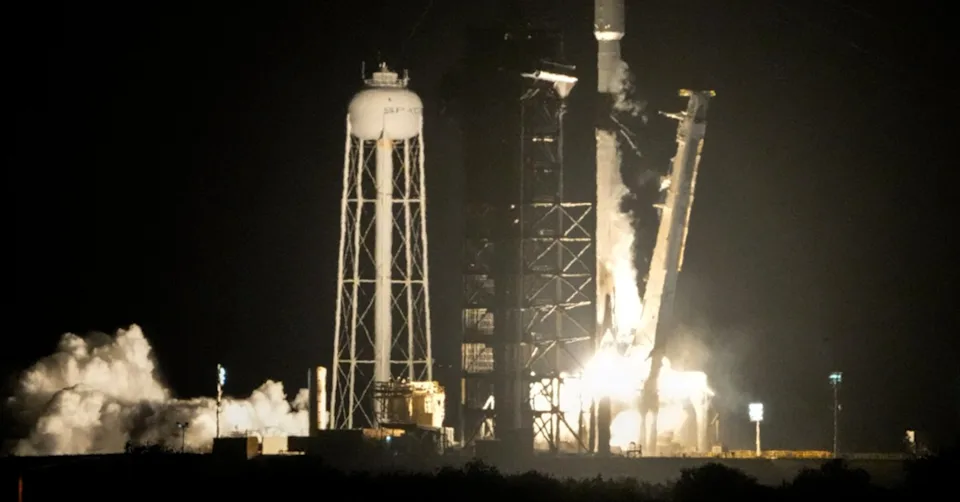 SpaceX獵鷹9號第二級火箭殘骸5日下午撞上月球。（圖／美聯社）