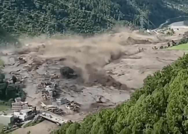 恐怖1分钟灭村   村民拔足狂奔场面惊心动魄