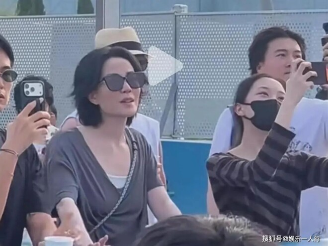 王菲母女三人在阿那亚 前夫窦唯也在（配图7）