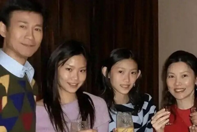四个女儿全未婚长女自杀次女抑郁 他真的错了吗（配图14）