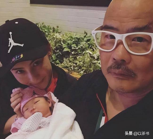 原来她是张柏芝妈妈 今68岁打扮时尚似少女