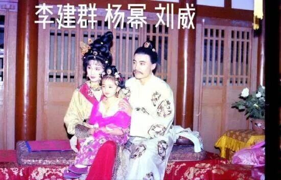 杨幂3岁片场旧照走红 童年颜值等比放大（配图5）