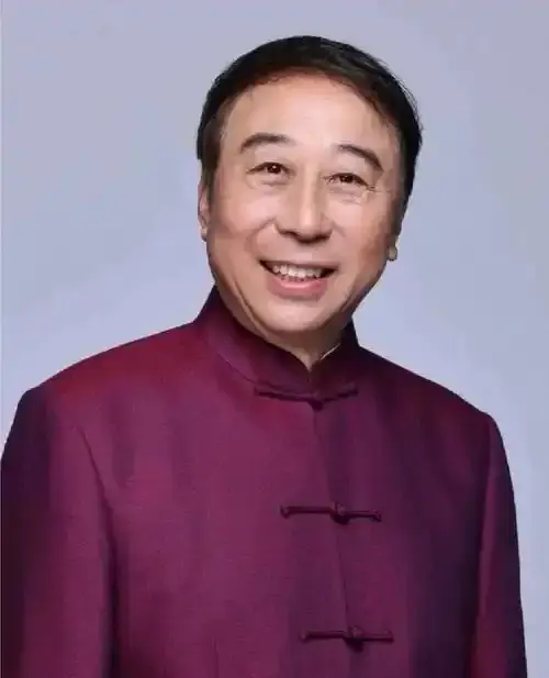 冯巩现状：全家住北京老破小，68岁满脸褶子，儿子已是公司高管