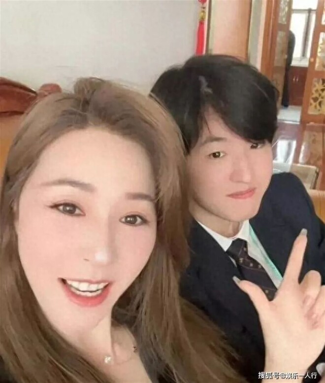 与影帝分手 她携俩儿子回上海娘家大别墅（配图1）