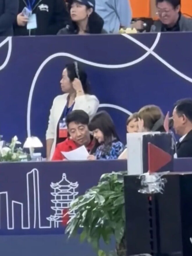撒贝宁假期携妻儿回武汉 7岁龙凤胎好黏爸爸（配图3）