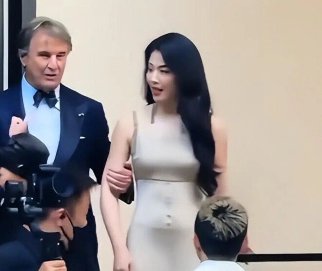 蒋欣被占便宜当场大叫 袭胸吻脖子只是冰山一角（配图12）