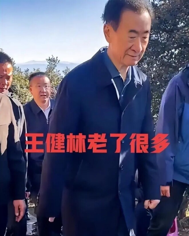 王思聪法国带妹K歌 被4个美女环绕累到靠墙（配图16）
