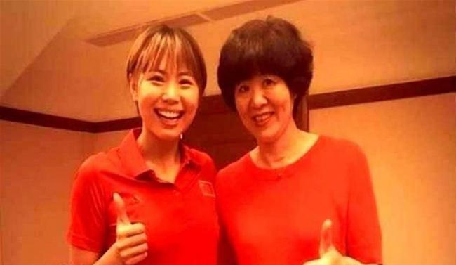 中国女排队长嫁高富帅生俩儿子，如今身居高位