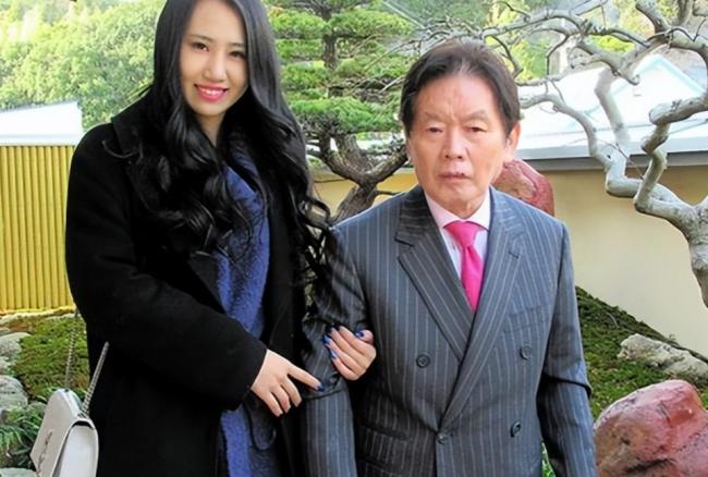富豪睡遍4000美女  77岁娶22岁娇妻  离奇暴毙