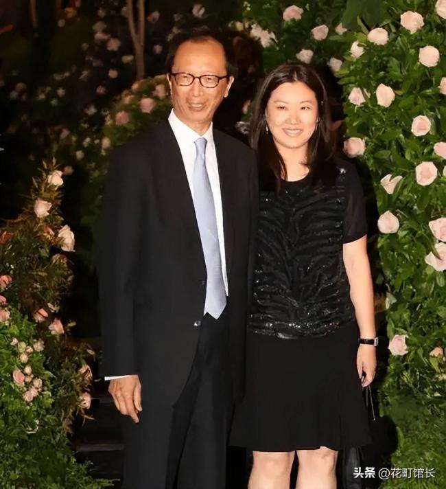 伏明霞全家罕见同框 完全富婆样 女儿似明星