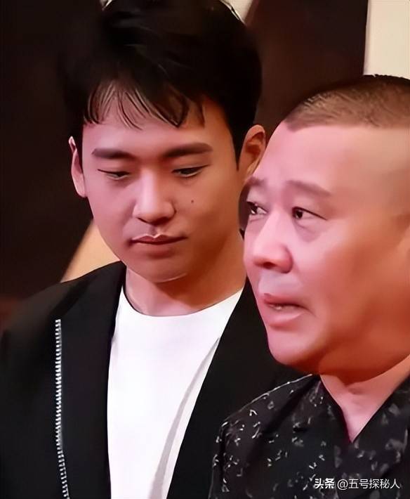 郭德纲二儿子长相太着急 和老妈共用一张脸