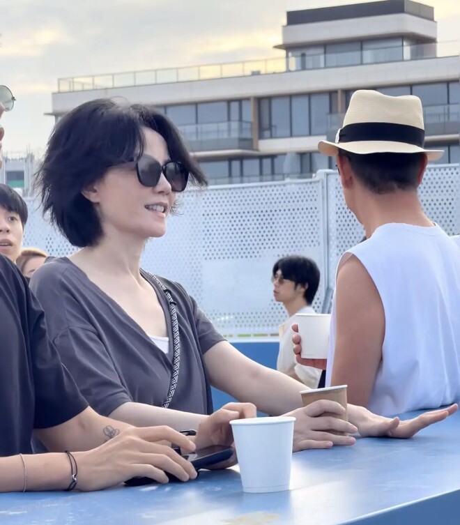 57岁王菲现身女儿演唱会 短裤雨靴秀美腿白又薄（配图1）