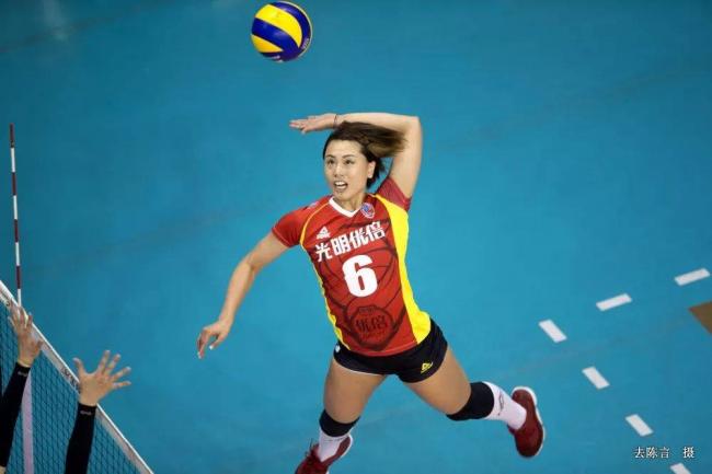 中国女排队长嫁高富帅生俩儿子，如今身居高位