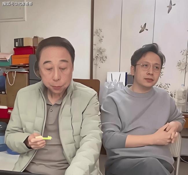 冯巩近况：娶中学同学43年 儿子成为他的骄傲