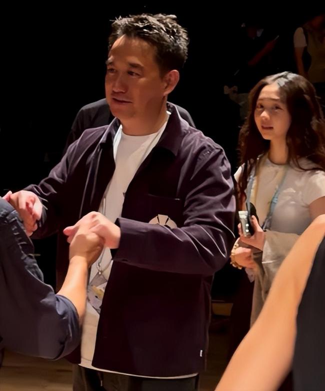 乌镇这一夜，黄磊大女儿惊艳，全场瞩目