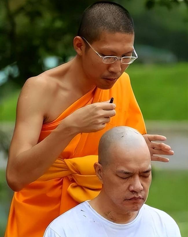 他曾与四大天王齐名，被包养十年后，当了和尚