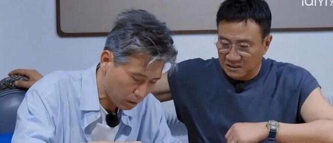 胡军为黄圣依担任助理 她全程黑脸不耐烦（配图3）