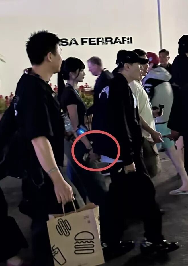 45岁林俊杰携女友新加坡逛街 全程牵手超宠溺（配图2）