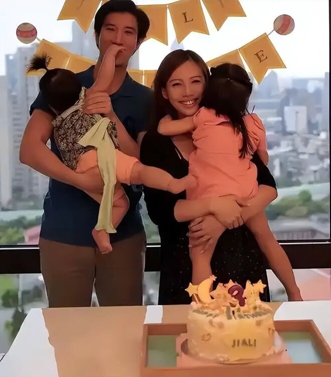 王力宏携父母享受天伦 李靓蕾素颜等公交带三娃（配图14）