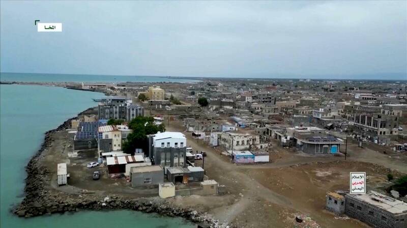 叶门政府发动闪电攻势，从叛军手中夺回曼德海峡周边沿岸地区，叶门国防部宣布收复摩卡港，若战果获得证实，大幅削弱「青年运动」对曼德海峡的控制。图为摩卡港。 （路透）