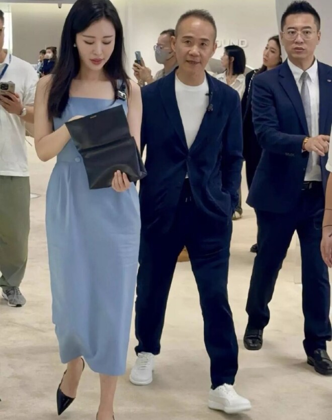 田朴珺带女儿国外度假 穿黑裙配羊绒披肩像贵妇（配图16）
