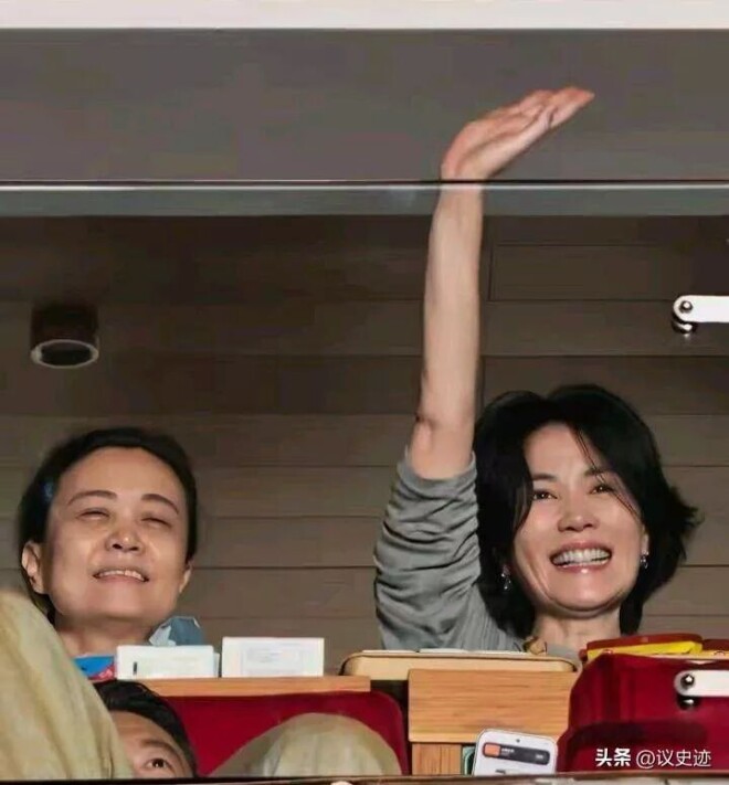 那英19岁女儿现身妈妈演唱会 染一头黄发（配图9）