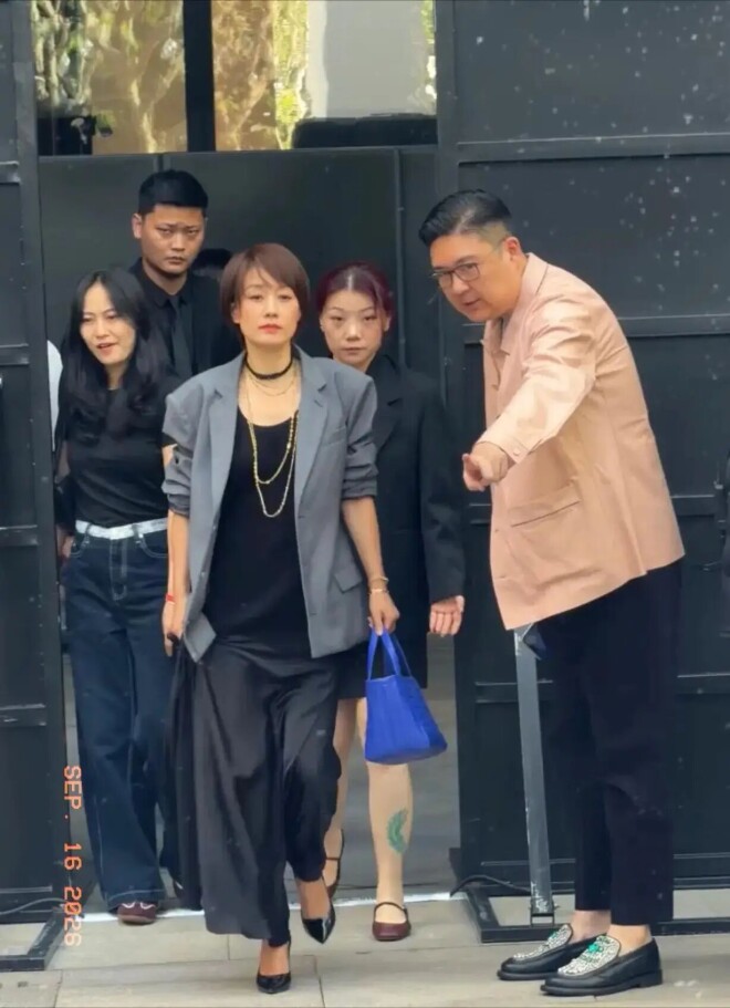 50岁马伊琍罕见出席活动 笑容迷人太有范（配图3）
