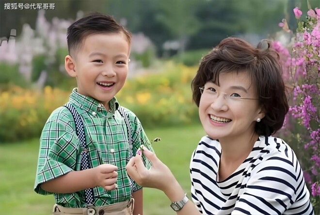 55岁央视主持人董倩近况 嫁给王世林生下一子（配图3）