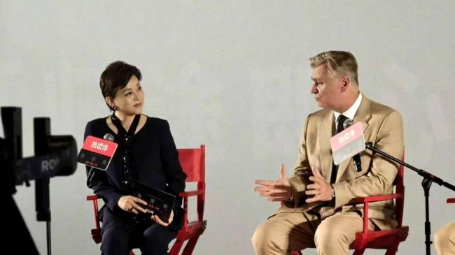 《奥德赛》剧组访华 上海女主持弯腰、屈膝....