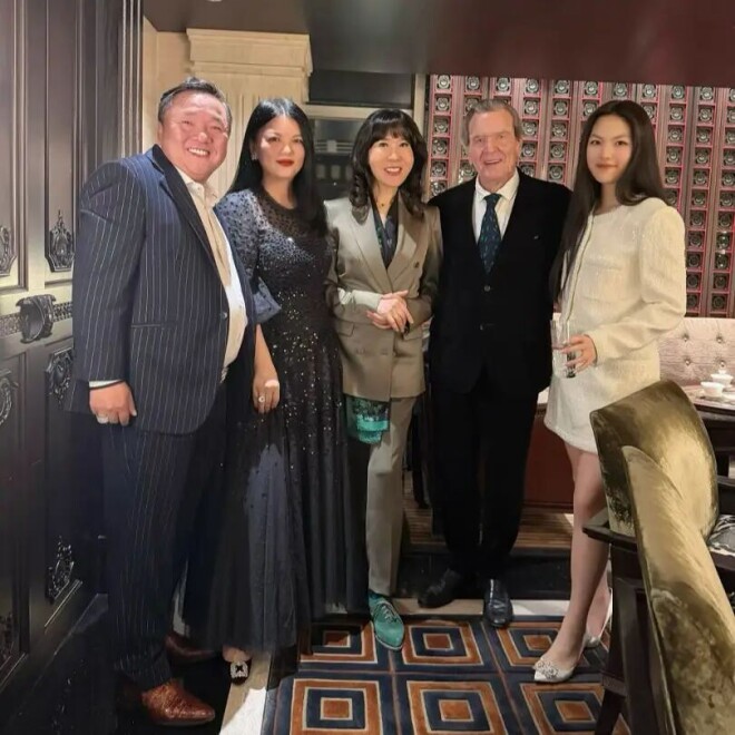李湘晒王诗龄与施罗德合照 人脉圈层惹人惊叹（配图3）