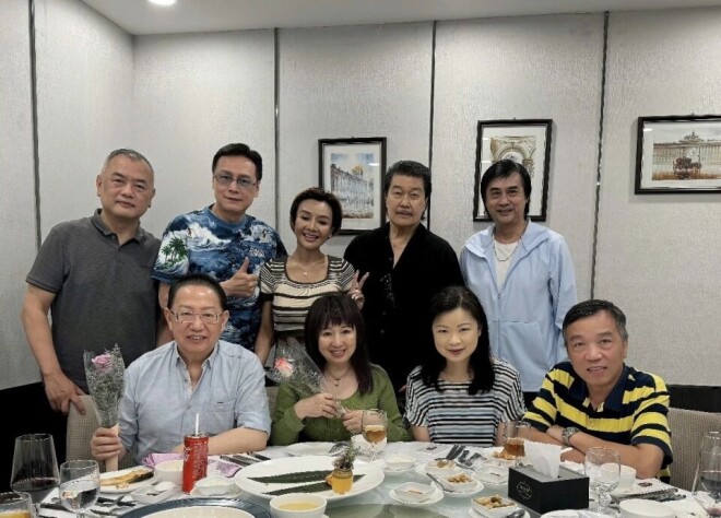 60岁叶子楣给朋友庆生 打扮清爽显年轻（配图19）