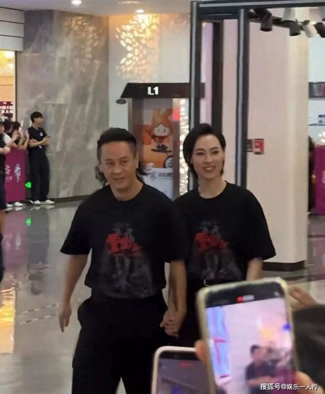 梁洛施牵手男友马浴柯亮相活动 十指紧扣秀恩爱（配图1）