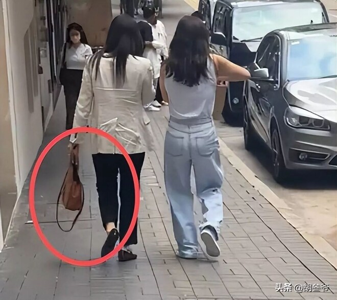郭晶晶中环逛街被偶遇 衣服皱巴、头发干枯毛躁（配图9）