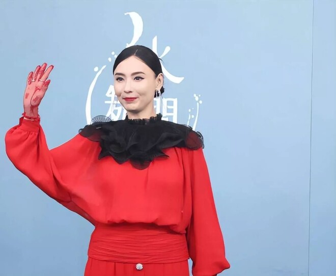 张柏芝现身青岛 30度大热天穿牛仔外套（配图11）