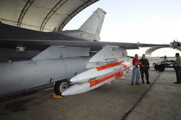 MALD空射载具最大航程约575英里（约925公里）。(U.S. Air Force)