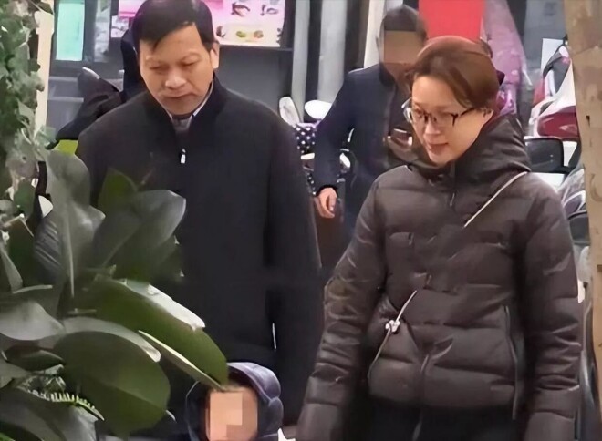 董卿现身敬一丹追悼会 头发染了但凌乱憔悴（配图20）